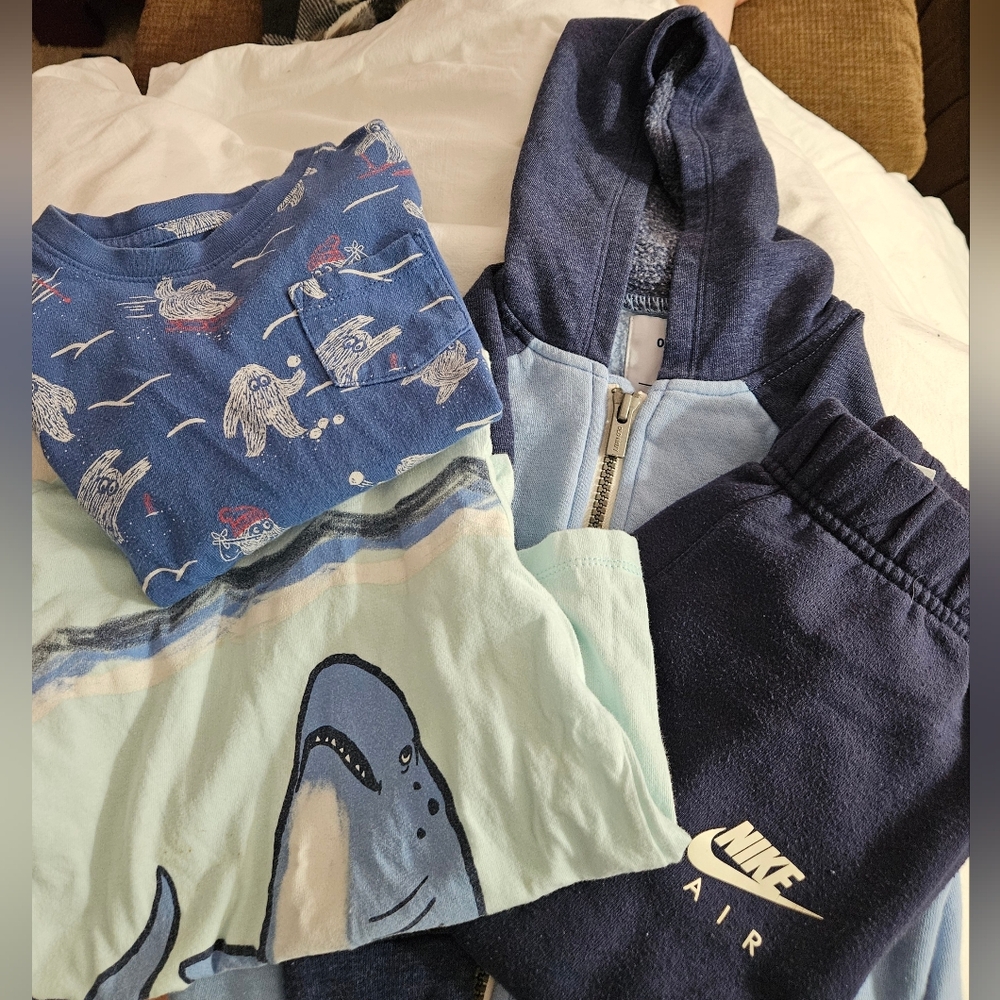 2T Lot 1 - 4pcs - carters gap nike and old navy